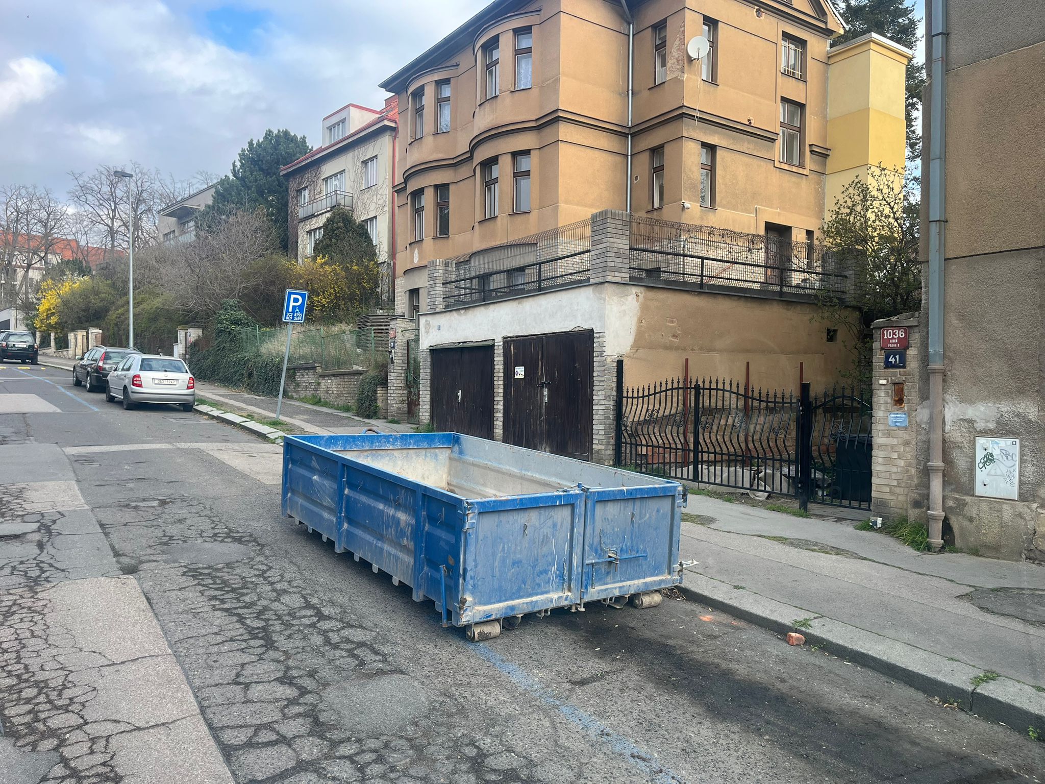 Kontejner přistaven na ulici